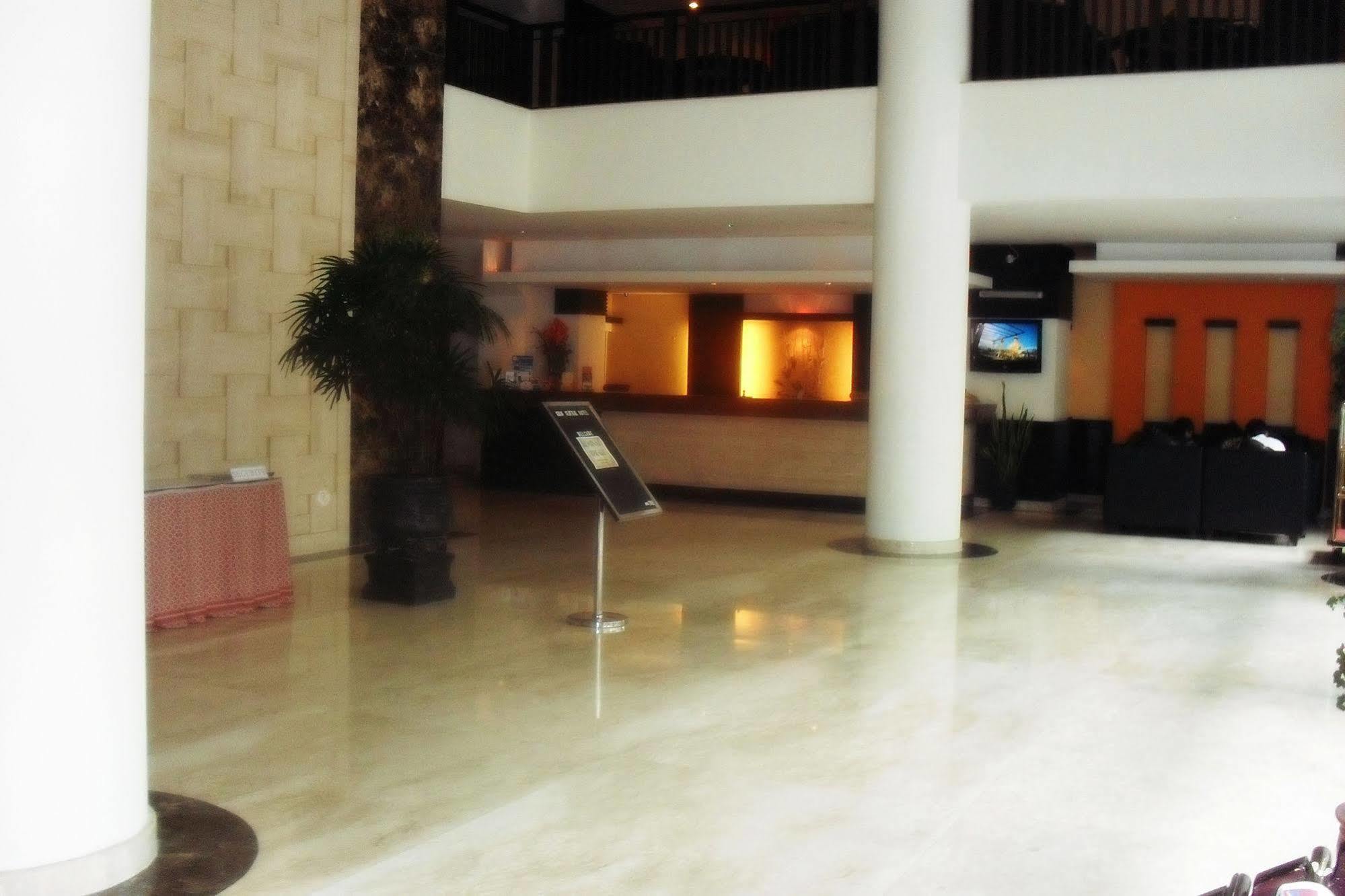 Hotel Gran Central Manado Extérieur photo