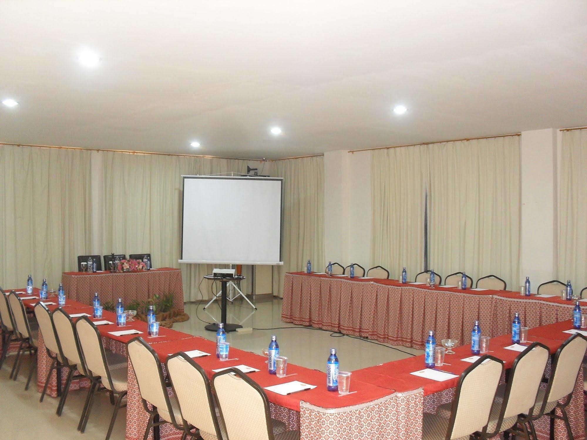 Hotel Gran Central Manado Extérieur photo